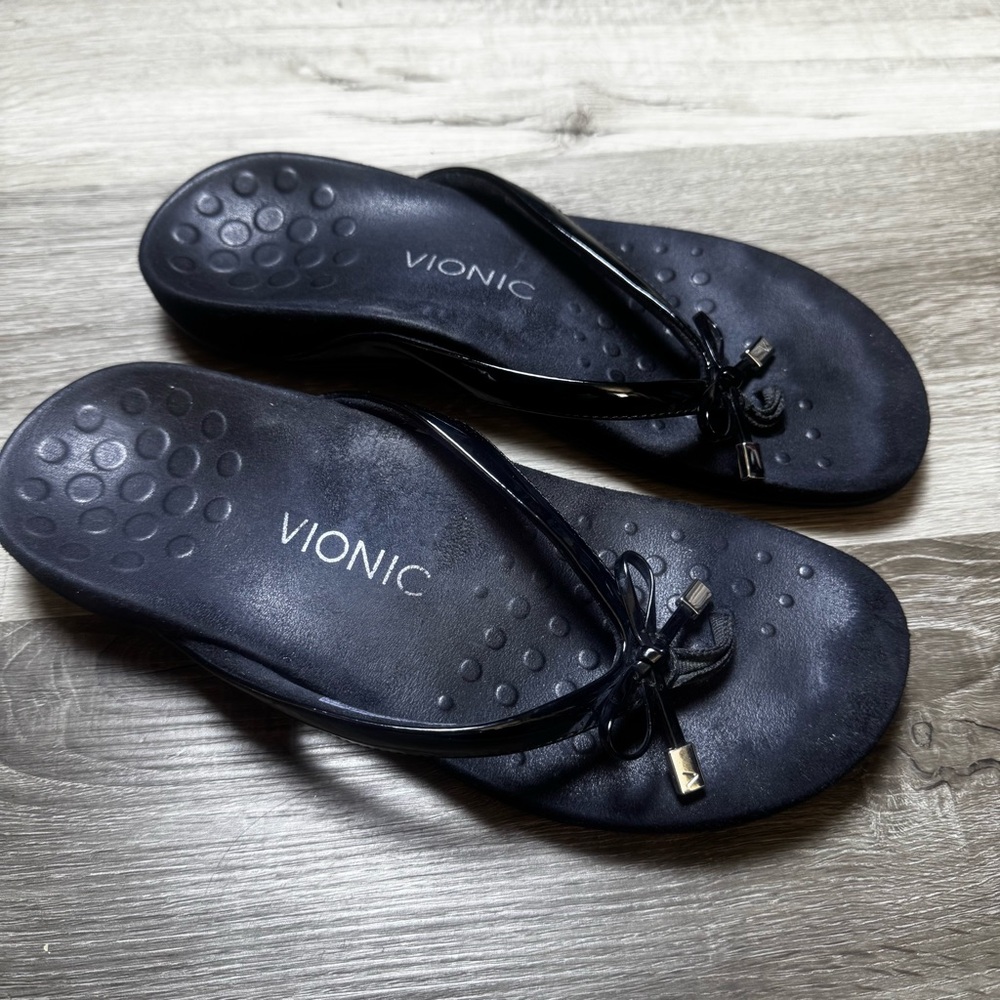 VIONIC Bella Toe Post Sandal in Black